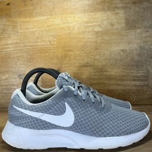 Nike Tanjun Womens Size 7.5 Training Shoes Sneakers Gray 812655-010